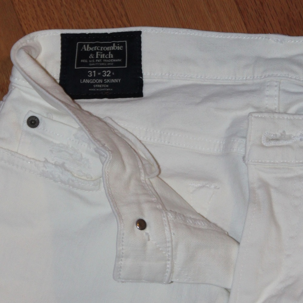 MEN’S WHITE RIPPED JEANS (A&F)